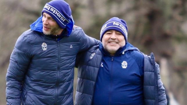 maradona ya perfila el equipo para enfrentar a racing y debutar en el banco de gimnasia