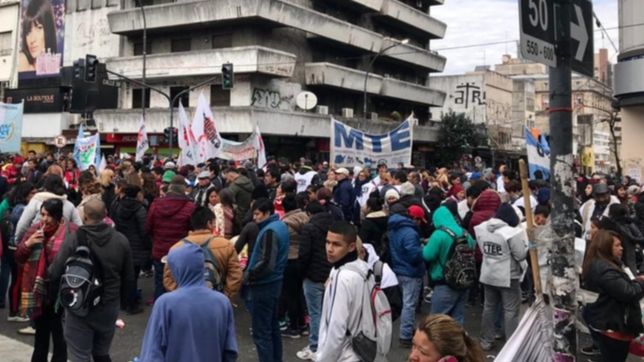 movimientos sociales cortan 7 y 50 y piden un bono de fin de ano