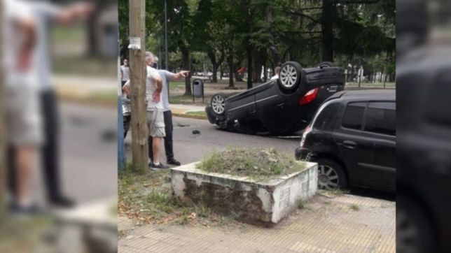 espectacular vuelco frente a una plaza de la plata: de milagro no hubo personas heridas