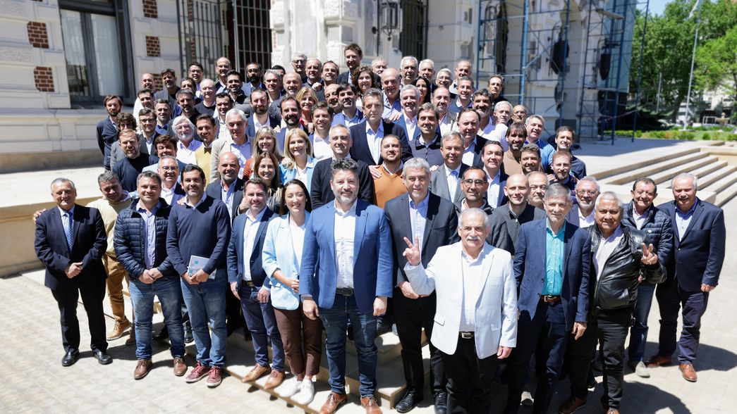 Con Massa como invitado sorpresa, Kicillof se reunió con más de 80 intendentes de UxP