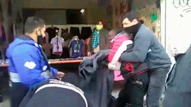 video: gritos, forcejeos y tension durante un operativo contra manteros en la plata