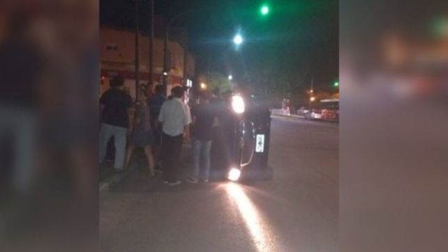 fuerte choque a metros del hospital san juan de dios: un auto termino volcado