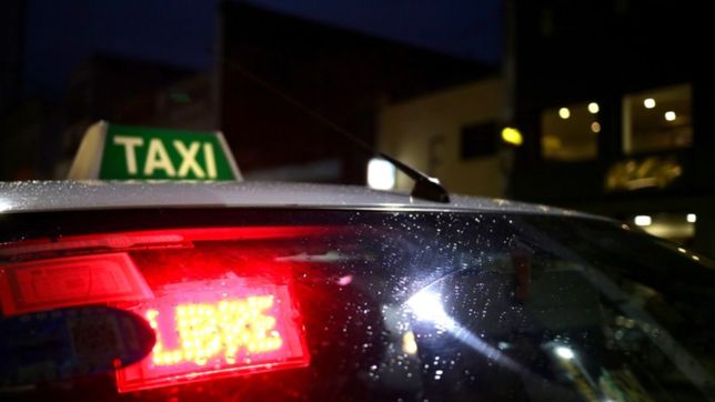 una pareja apunalo a un taxista en la plata para robarle el celular y la recaudacion
