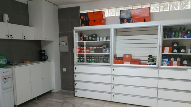 un conocido taller mecanico y local de venta de repuestos busca empleados en la plata