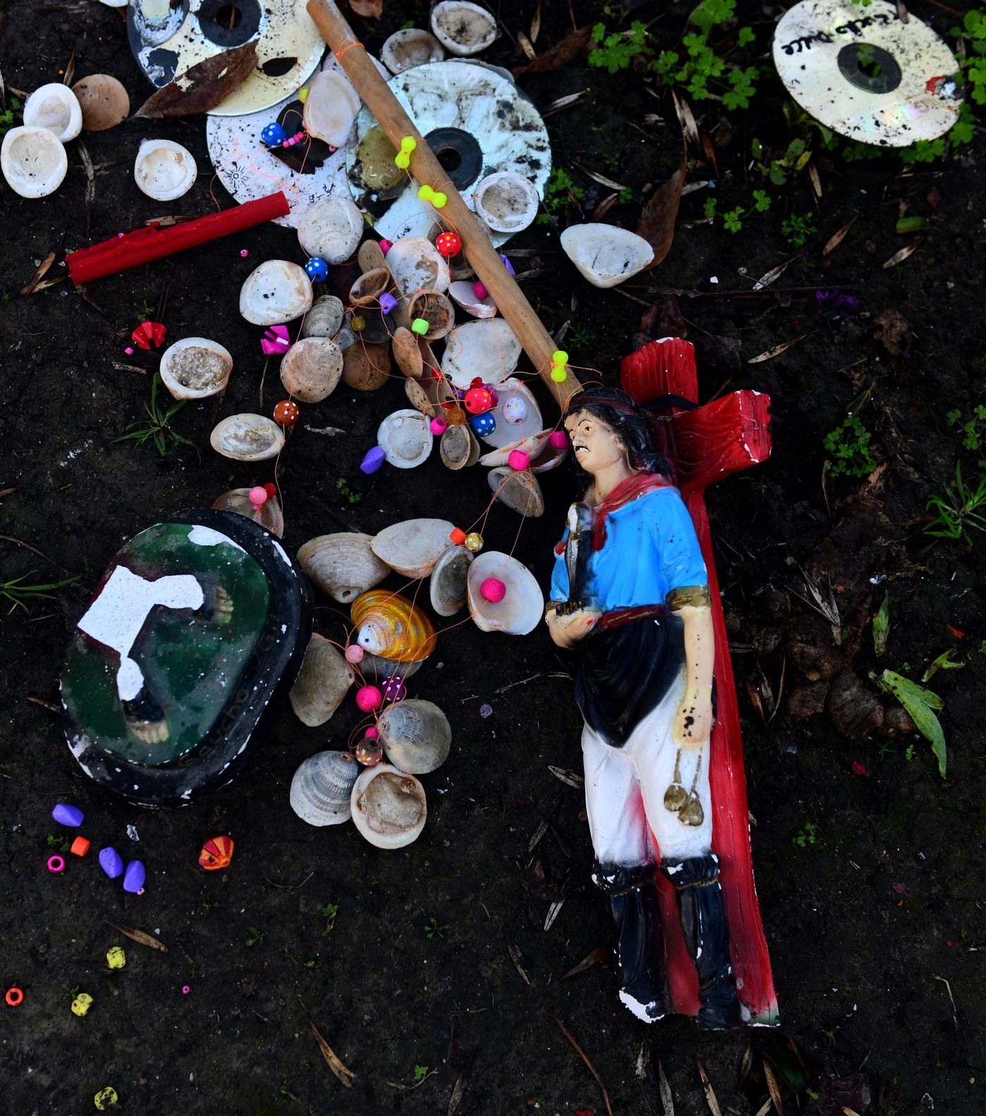 Destrozaron las capillas del santuario del Guachito Gil en La Plata.