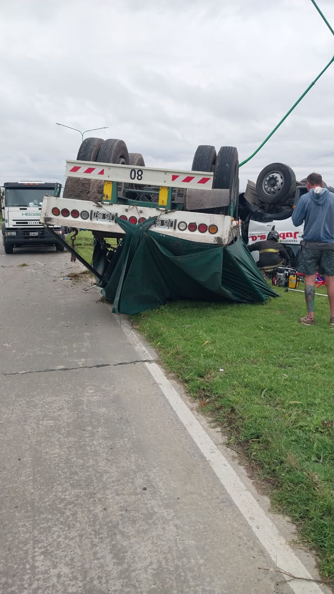 Así quedó el camión volcado sobre el camino a Punta Lara.