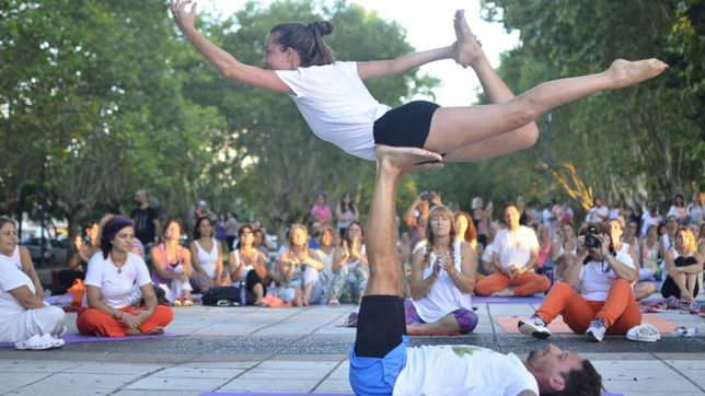 respiracion, estiramiento y relax: los platenses colmaron plaza malvinas para hacer yoga