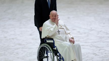 Aseguran que el papa Francisco descansó bien toda la noche, pero sigue en estado crítico