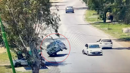 un insolito accidente de transito en ensenada casi termina con dos personas arrolladas un insolito accidente de transito en ensenada casi termina con dos personas arrolladas