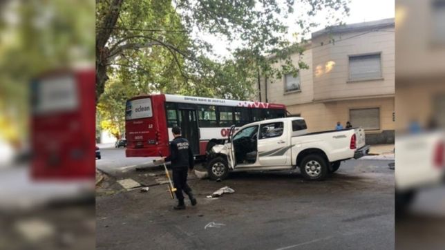 espectacular triple choque a metros del bosque platense: al menos dos personas heridas