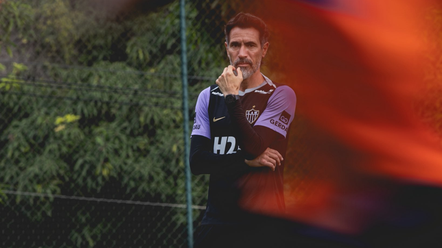 dominguez dirigio su primera practica en atletico mineiro y ya tiene fecha de debut