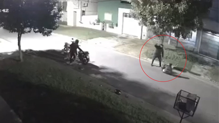 Motochorros desfiguraron a golpes a un hombre en Los Hornos para robarle la moto