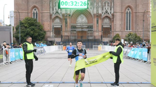 con miles de corredores de la ciudad y el pais, se corre la media maraton la plata