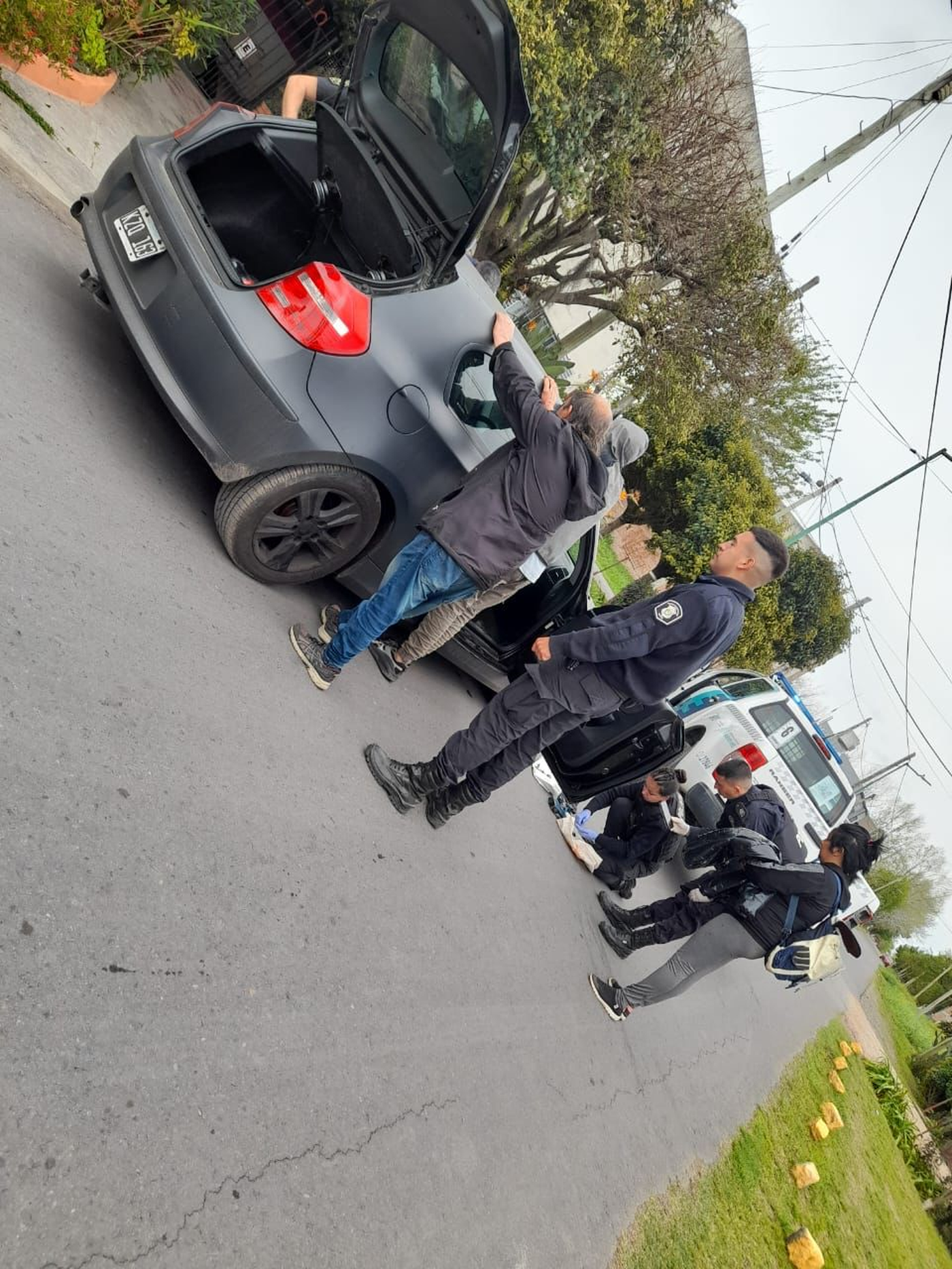 Los detenidos durante el operativo en Berisso.