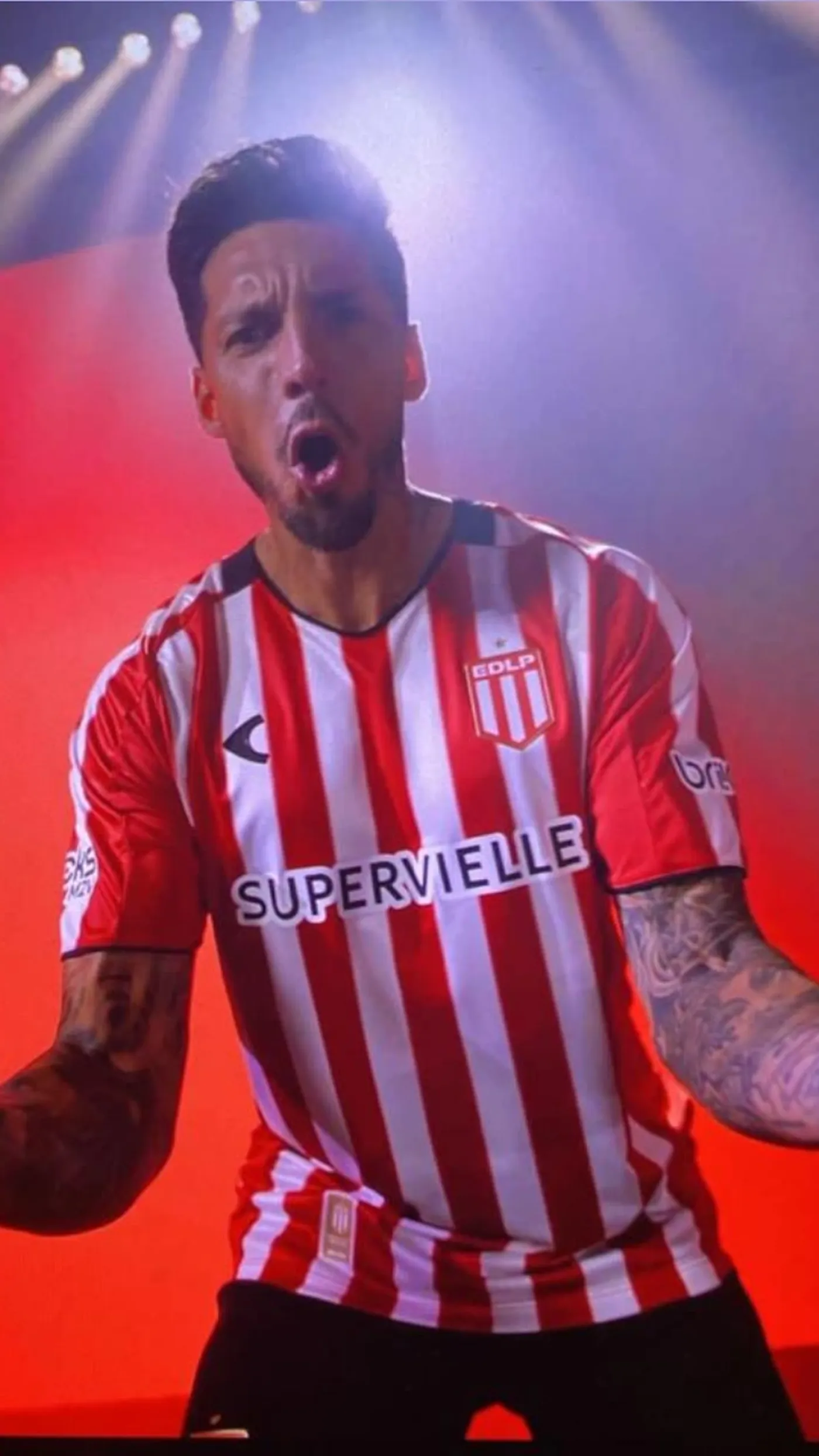 Una de las im&aacute;genes filtradas de la nueva camiseta titular de Estudiantes