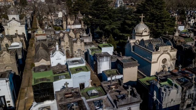 una mujer fue a visitar a sus papas al cementerio de la plata y no estaban los feretros