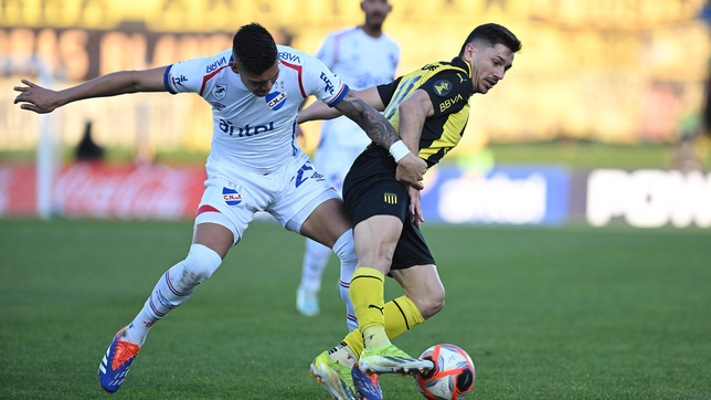 el leon sigue a un delantero que quedo atrapado por la tension del clasico uruguayo