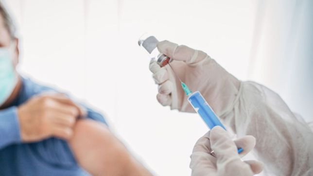 confirman que en dos semanas comenzaran a producir la vacuna de oxford en argentina