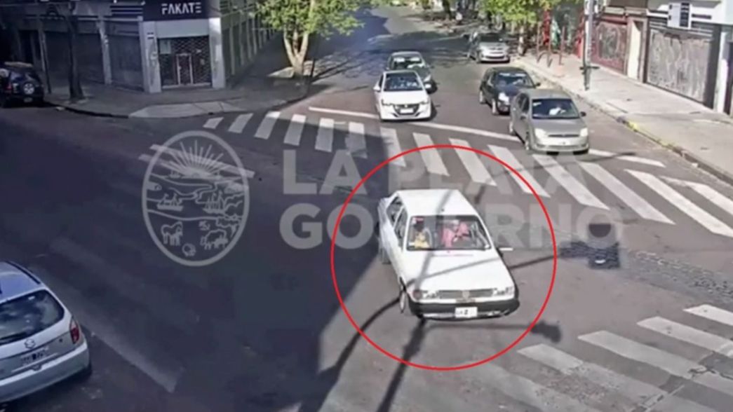 El joven que atropelló a un policía también chocó a un peatón y trató de robar un auto