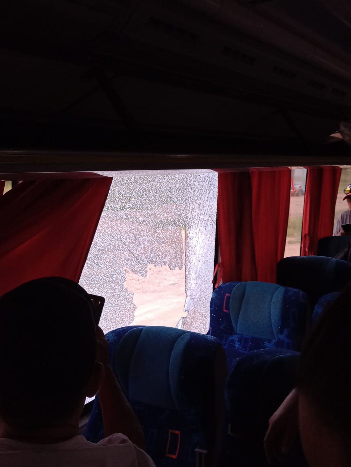 Uno de los cristales del micro atacado en la Autopista La Plata - Buenos Aires Uno de los cristales del micro atacado en la Autopista La Plata - Buenos Aires