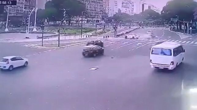 video: el momento en que un jugador de futbol provoca un accidente, a metros del obelisco