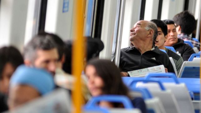 video: un cuarteto tucumano sorprende con su folklore en el tren roca y es viral