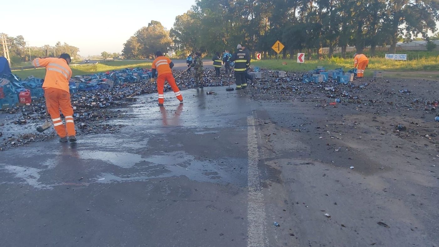 El camión venía repleto de cervezas al volcar sobre la Ruta 2, en las afueras de La Plata