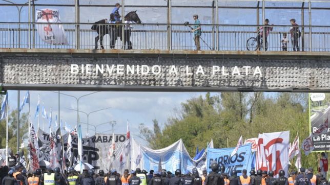 ciudad sitiada: todas las fotos del corte total de la autopista en la plata
