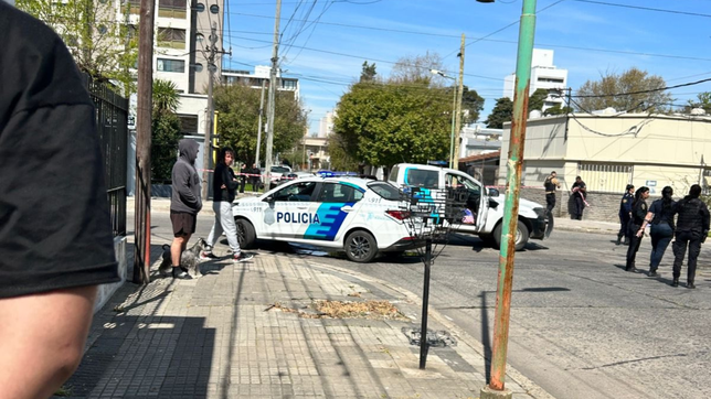 un ladron resulto baleado tras enfrentarse con la policia en plena calle