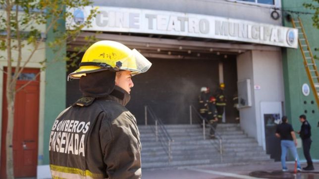 peligro y susto en ensenada: se incendio la fachada del cine teatro municipal
