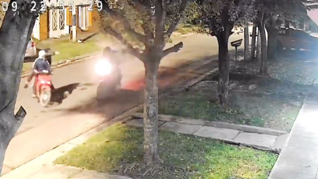 motochorros atacaron en altos de san lorenzo y le robaron la moto a un joven