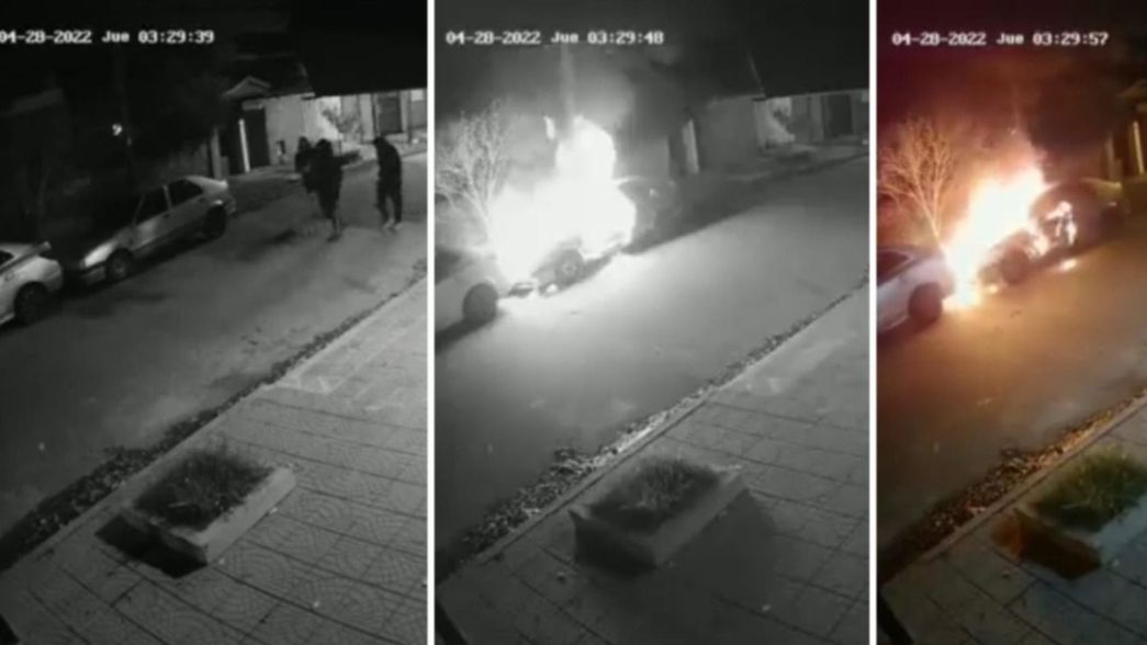 VIDEO: Quemacoches prendieron fuego dos autos y escaparon como si nada en Berisso