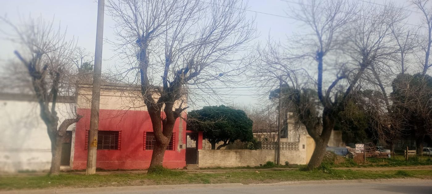 Fachada frontal de la vieja Escuela N° 102 de Brandsen, ubicada sobre calle Sáenz Peña.