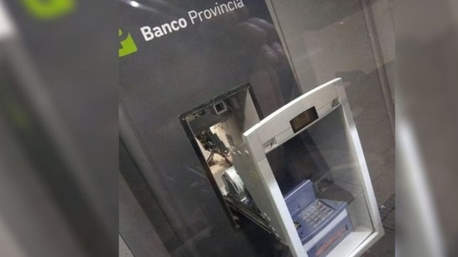dos jovenes destrozaron un cajero automatico del banco provincia en la plata
