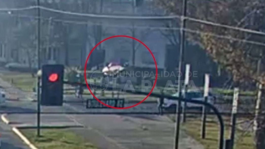 VIDEO: Chocó con un auto estacionado a toda velocidad y volcó