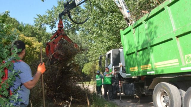 ensenada salio al rescate de berisso, le presto maquinaria y limpiaron juntos la franja