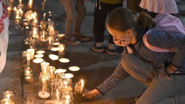 alumnos y padres prendieron velas frente a la gobernacion para que vuelvan las clases