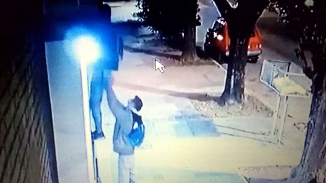 VIDEO: Trepó el frente de una casa de El Mondongo, arrancó una cámara y huyó