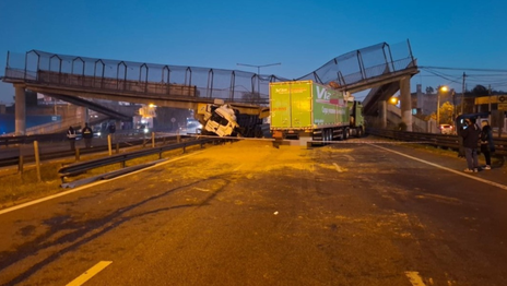 Un camión tiró abajo un puente en la Panamericana y cortó el tránsito en ambos sentidos Un camión tiró abajo un puente en la Panamericana y cortó el tránsito en ambos sentidos