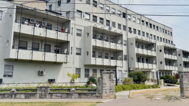 llego con dolor de estomago a un hospital y destrozo la guardia porque lo hicieron esperar