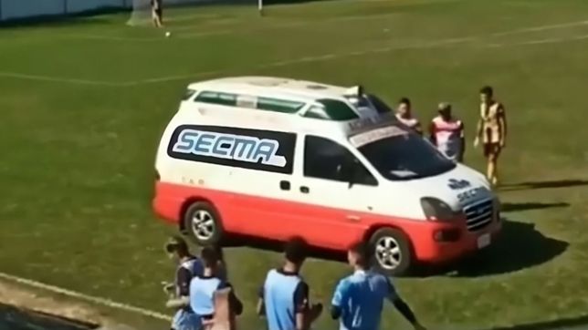 video: una ambulancia quedo varada en medio de una cancha por un insolito descuido