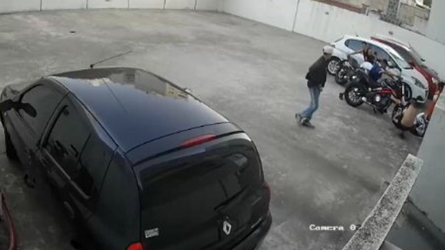 video: cuatro ladrones forzaron el porton de un edificio de la plata para robar una moto