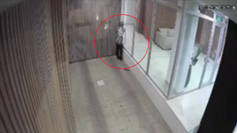 en segundos, forzaron el porton de un edificio de la plata y escaparon con una moto en segundos, forzaron el porton de un edificio de la plata y escaparon con una moto