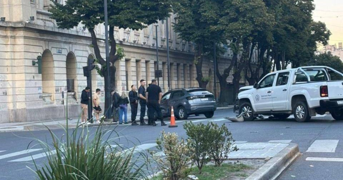 Un violento accidente en pleno centro de La Plata dejó heridos tras el ...