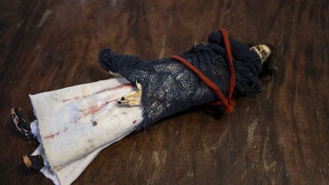 una mujer encontro un muneco vudu, lo desato y su posteo se volvio viral: me debes una