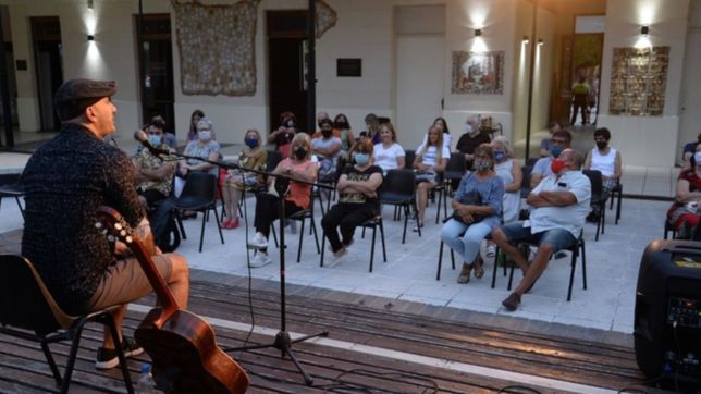 se viene otra noche de cuentos a la luz de la luna en la plaza malvinas