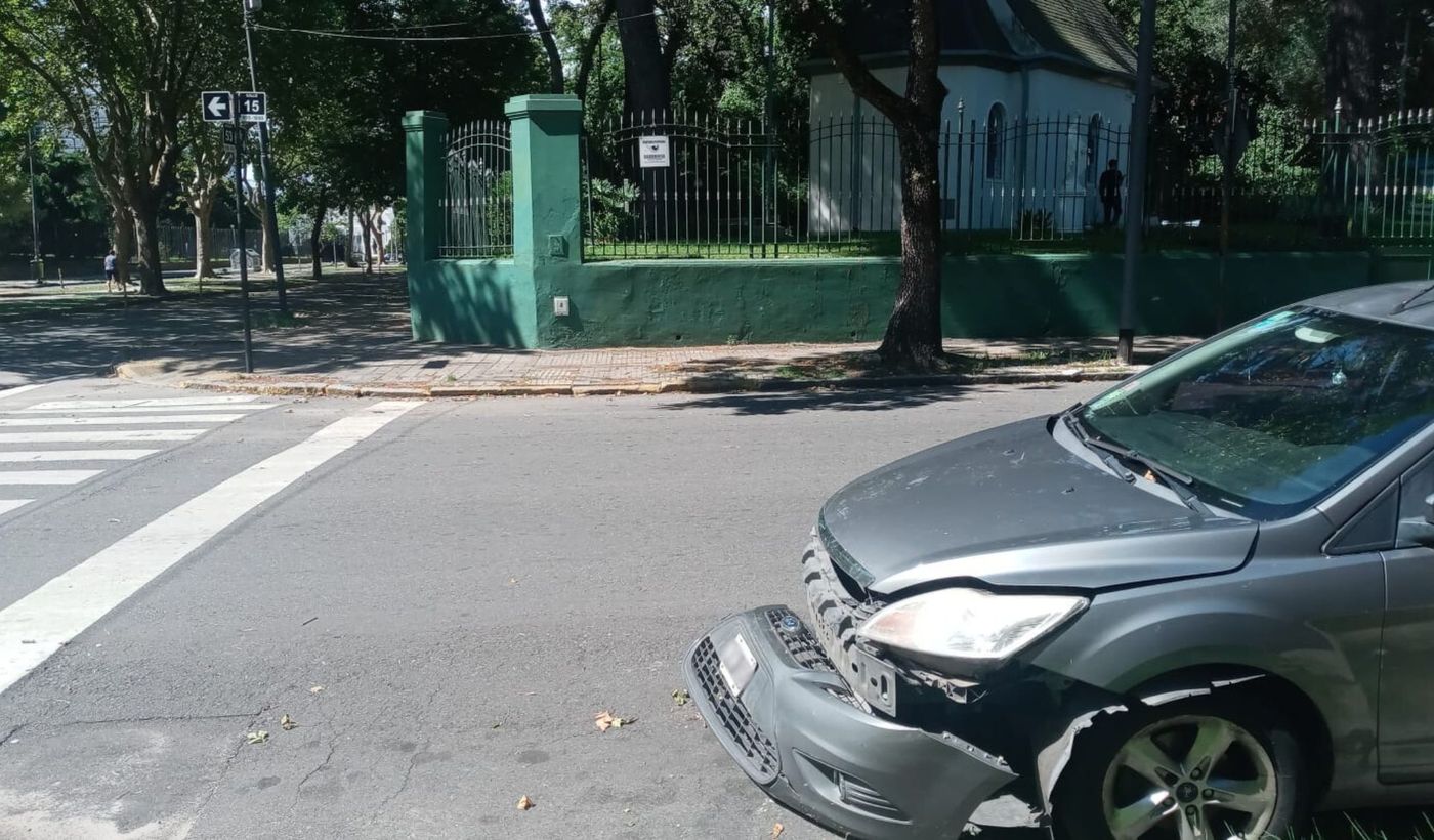 El Ford Focus implicado en el choque un auto estacionado en La Plata, a la vuelta del lugar donde ocurrió el incidente.