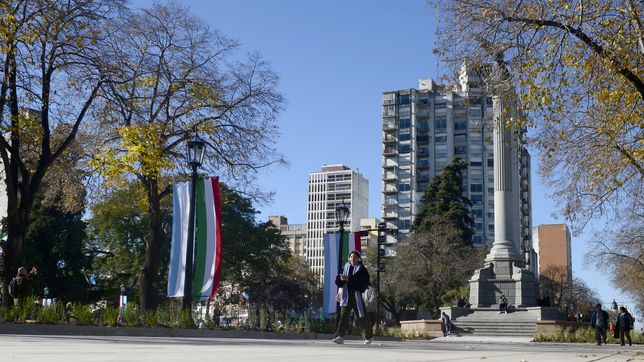 la renovada plaza italia ya luce sin adoquines, con juegos para chicos y el historico monumento en el centro