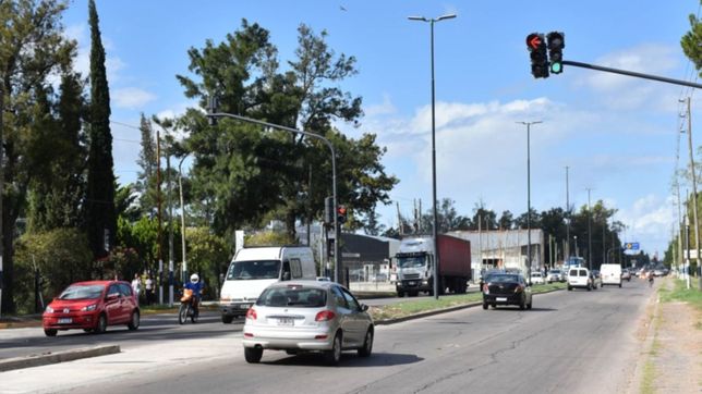 ¿cuanto se tarda en cruzar con onda verde la avenida 44 desde etcheverry hasta 131?