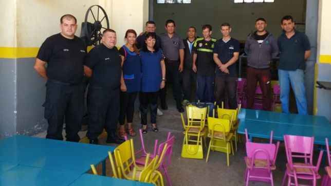 presos de la plata restauraron mesas y sillas para una escuela de berisso